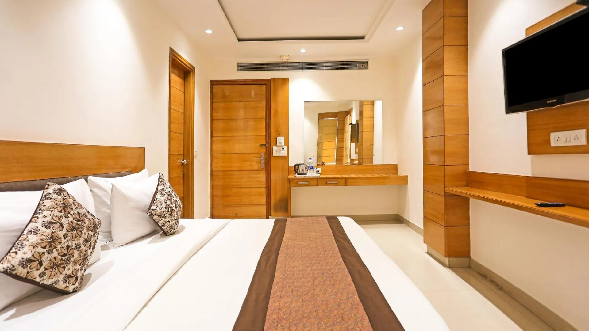 Hotel Silky Palace Near Igi Airportt New Delhi